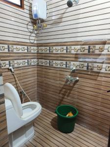 蒂鲁帕蒂V1 Stay Home的一间带卫生间和绿色桶的浴室