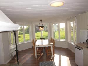 KumlaHuldas gård villa med självhushåll的一间带桌椅和窗户的用餐室
