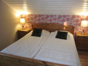 KumlaHuldas gård villa med självhushåll的卧室内的两张床,配有两张台灯。
