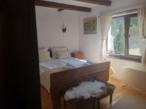 西洛卡卢卡Майоровата къща的一间卧室设有一张大床和一个窗户。