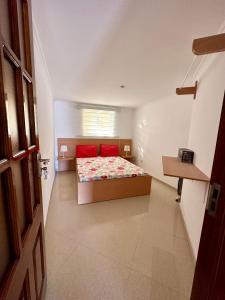 Cidade VelhaCidade Velha - Cathedral and Sea view - 2Bdr Apart - 3的一间卧室配有一张带红色枕头的床和一扇窗户