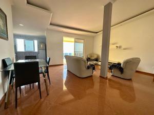 Cidade VelhaCidade Velha - Cathedral and Sea view - 2Bdr Apart - 3的客厅配有餐桌和椅子