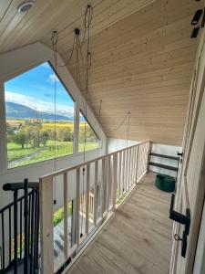 耶维克Beskid Sielski - klimatyczne domki w Lipowej z widokiem na góry i sauną - Dream Apart的客房设有带大窗户的阳台。