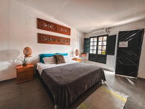 帕洛米诺HOTEL RENASCI PALOMINO的一间卧室设有一张床和一个窗口