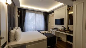 安塔利亚Mai İnci Otel的酒店客房,配有床和电视