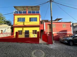 Cidade VelhaCidade Velha - Cathedral view - 1Bdr Apart - 1的红色建筑前的黄色房子