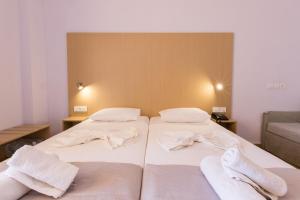 卡尔帕索斯亚特兰蒂斯酒店的客房内的两张床和白色毛巾