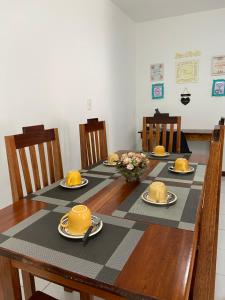 圣路易斯Charme Barra Mar的餐桌,椅子和黄色帽子