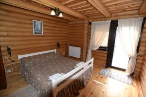 别列戈沃Садиба Арсентій的小木屋内一间卧室,配有一张床