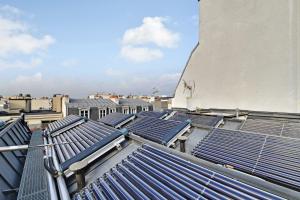 巴黎CARD Hôtel的建筑屋顶上的一组太阳能电池板