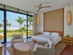 岘港岘港凯悦Spa度假酒店的一间卧室配有一张床,享有海景