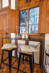 昂热L'Oisellerie Meublé de Tourisme的厨房配有一张桌子和两张凳子