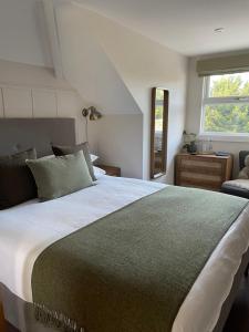 法尔茅斯Falmouth Bay的一间卧室设有一张大床和一个窗户。