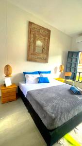 帕洛米诺HOTEL RENASCI PALOMINO的一间卧室配有一张带蓝色枕头的大床