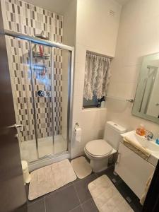 圣保罗湾城Kolbe Residence的带淋浴、卫生间和盥洗盆的浴室