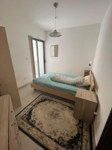 圣保罗湾城Kolbe Residence的卧室配有一张床,地板上铺有地毯