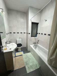 圣保罗湾城Kolbe Residence的白色的浴室设有水槽和卫生间。