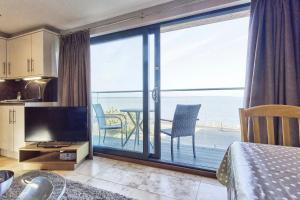 考斯Seafront Quay West Apartments的卧室设有海景大窗户