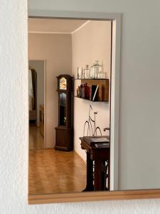 克拉根福Der Landsitz的镜子反射着一间桌子和时钟的房间