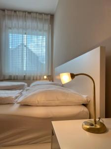 克拉根福Der Landsitz的一间卧室配有一张床和一张带台灯的桌子