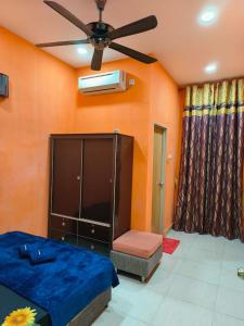 樟仑IRDINA HOMESTAY - Changlun, Kedah的一间卧室配有一张床和吊扇