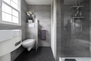 奥斯特韦克Holiday Inn 48 # Airco # Hygiëne # Efteling # Beekse Bergen # Festival Best Kept Secret的浴室配有卫生间、盥洗盆和淋浴。
