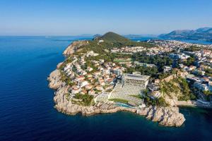 杜布罗夫尼克Rixos Premium Dubrovnik的水中小岛的空中景观