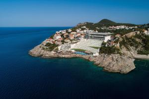 杜布罗夫尼克Rixos Premium Dubrovnik的水面上岛屿的空中景观