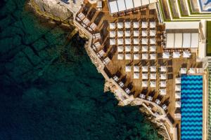杜布罗夫尼克Rixos Premium Dubrovnik的享有酒店和大海的顶部景色