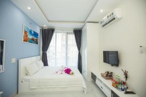 头顿HOTEL & APARTMENT VY VAN的卧室配有白色的床和窗户。