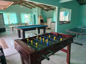 因比图巴Chale vista do Porto Imbituba com piscina的一间带台球桌和乒乓球桌的房间
