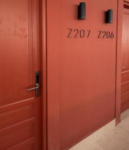 美洲海滩普拉亚祖尔公寓的橙色的门,上面有数字