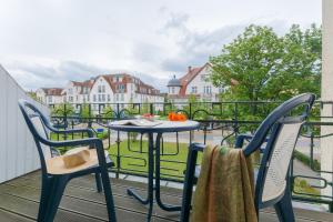 奥斯赛拜-屈隆斯博恩Appartementhaus Villa Norden的美景阳台配有一张桌子和两把椅子