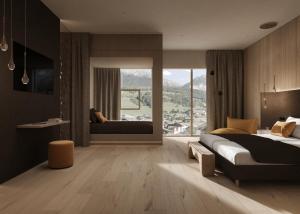 圣维吉利奥Excelsior Dolomites Life Resort的一间卧室设有一张大床和一个大窗户