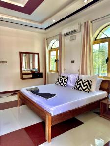 Kiembi SamakiAirport Lux Rooms的一间卧室,卧室内配有一张大床
