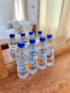 Kiembi SamakiAirport Lux Rooms的一组装在柜台上的瓶装水