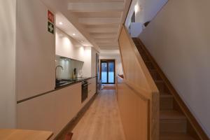 巴塞卢什In Barreta的走廊通往带木制楼梯的厨房