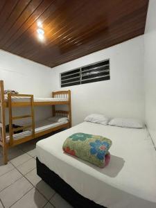 伊瓜苏POUSADA APART CATARATAS foz的一间卧室配有一张床和一张双层床。