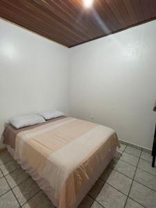 伊瓜苏POUSADA APART CATARATAS foz的一间白色客房内的床铺卧室