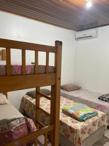伊瓜苏POUSADA APART CATARATAS foz的一间卧室配有两张双层床。