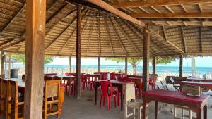 卡波德拉维拉El Viejo Moi Hospedaje & Restaurante的一间设有桌椅的海洋餐厅