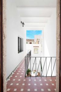 滨海阿雷尼斯Casa de Playa Ideal para familias的房屋内的楼梯,拥有白色的墙壁和电视