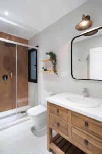 滨海阿雷尼斯Casa de Playa Ideal para familias的一间带水槽、卫生间和镜子的浴室