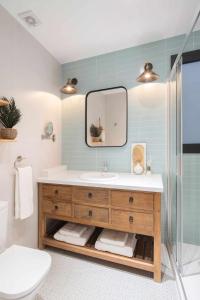 滨海阿雷尼斯Casa de Playa Ideal para familias的一间带水槽和镜子的浴室