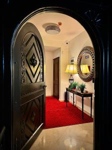 锡纳亚Vila Șipot - Casa Arhitecților的进入红地毯和门的房间