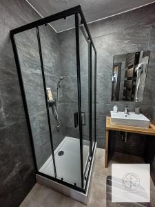 斯皮什斯凯波德赫拉杰Apartmán Kompas的带淋浴和盥洗盆的浴室
