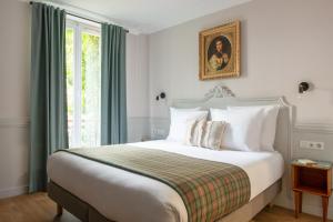 巴黎德拉波特多雷酒店的一间卧室设有一张大床和一个窗户。