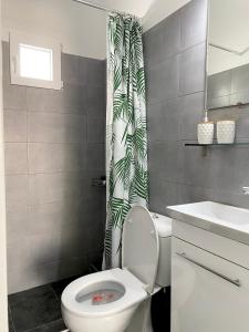 阿特米达The Greek side of life!的浴室设有卫生间和绿色及白色的淋浴帘。