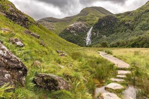 威廉堡Fort William - Highland holiday home的山间瀑布林地的一条小径