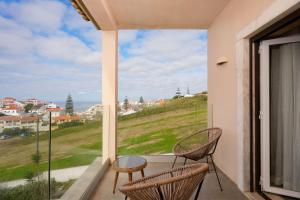 辛特拉Azenhas do Mar Valley House的阳台配有两把椅子和大窗户